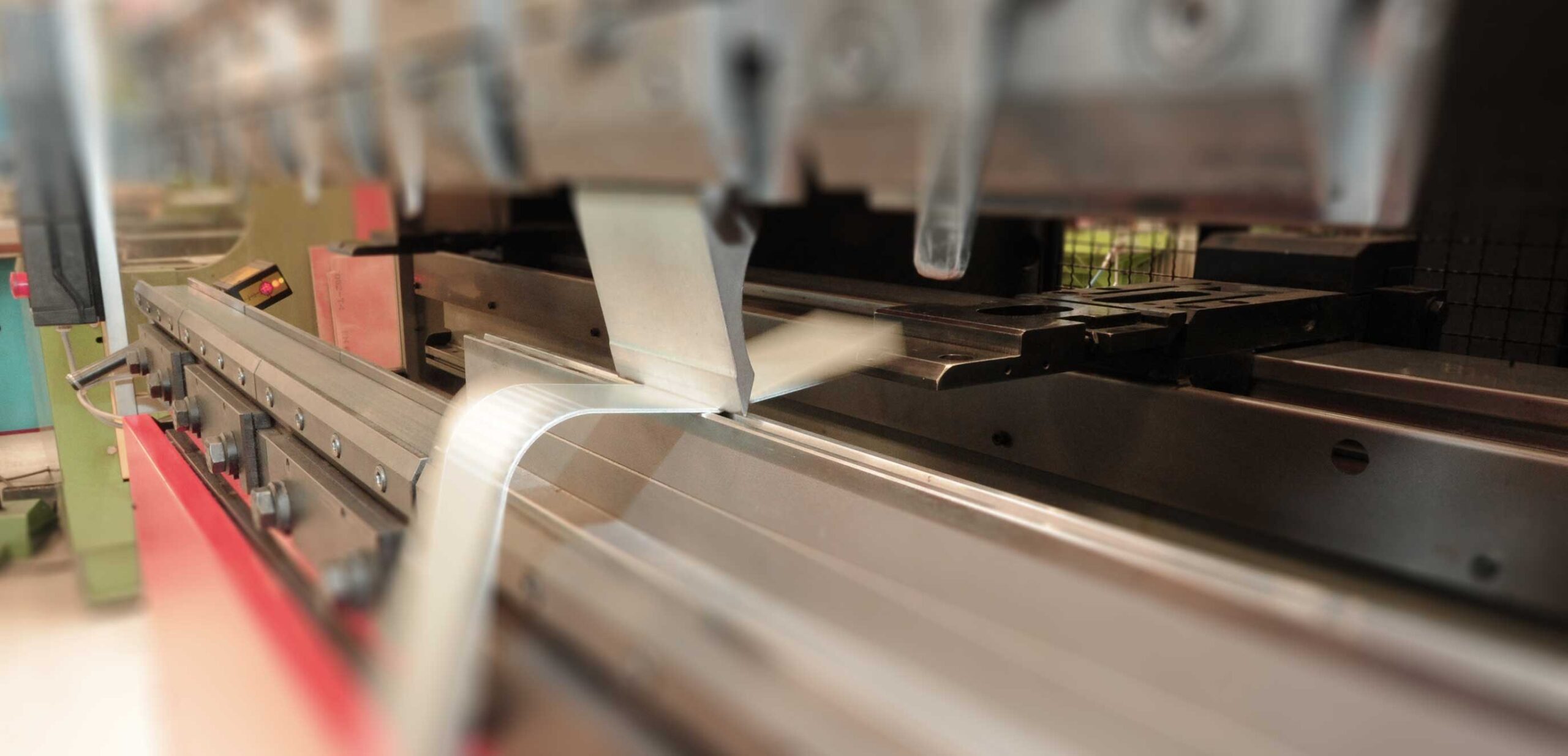 bg-maschinenpark-blechverarbeitung-ruethemann-technics-schweiz Abkantmaschine Ruethemann Technics AG Fällanden